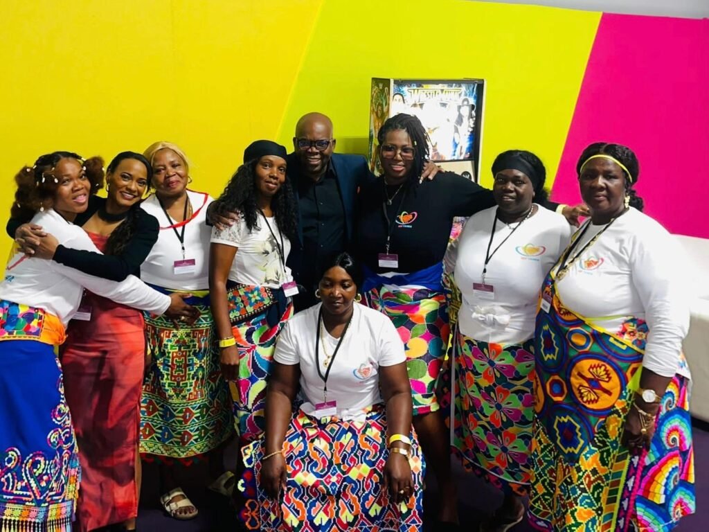 Membres de l’association HOÏ TANGA réunies en tenues traditionnelles colorées